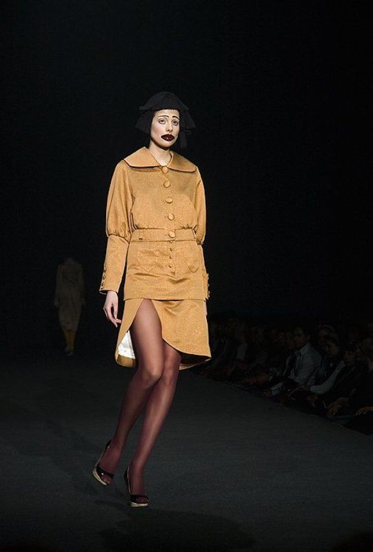 девушка показ мод fashion ножки... фото превью