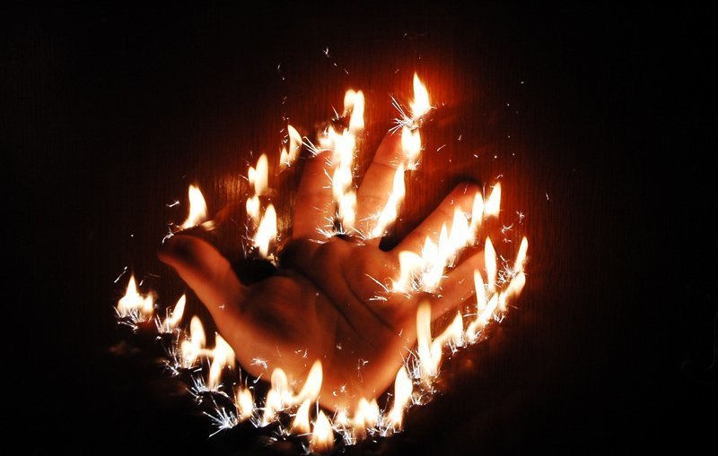 рука.огонь.выдержка.штатив. Охваченная пламенем. фото превью