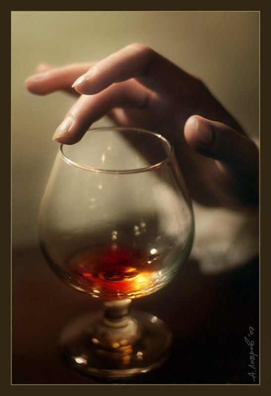 коньяк, кисть руки, тени Песня... фото превью