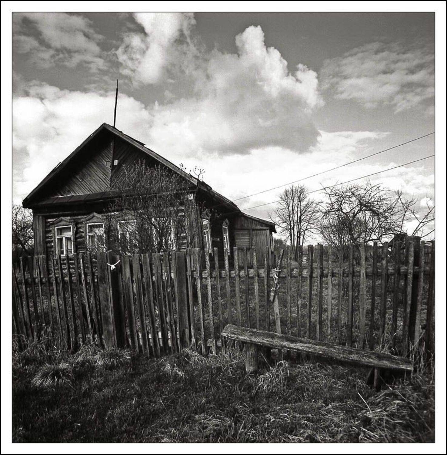 дом, деревня, забор, скамейка, небо, трава, jouris