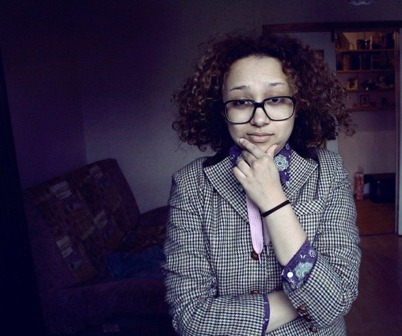 портрет, рассказывающий о содержимом шкафа моей бабушки, а также о том, какую форму очков она предпочитает. и с красивой девушкой. фото превью