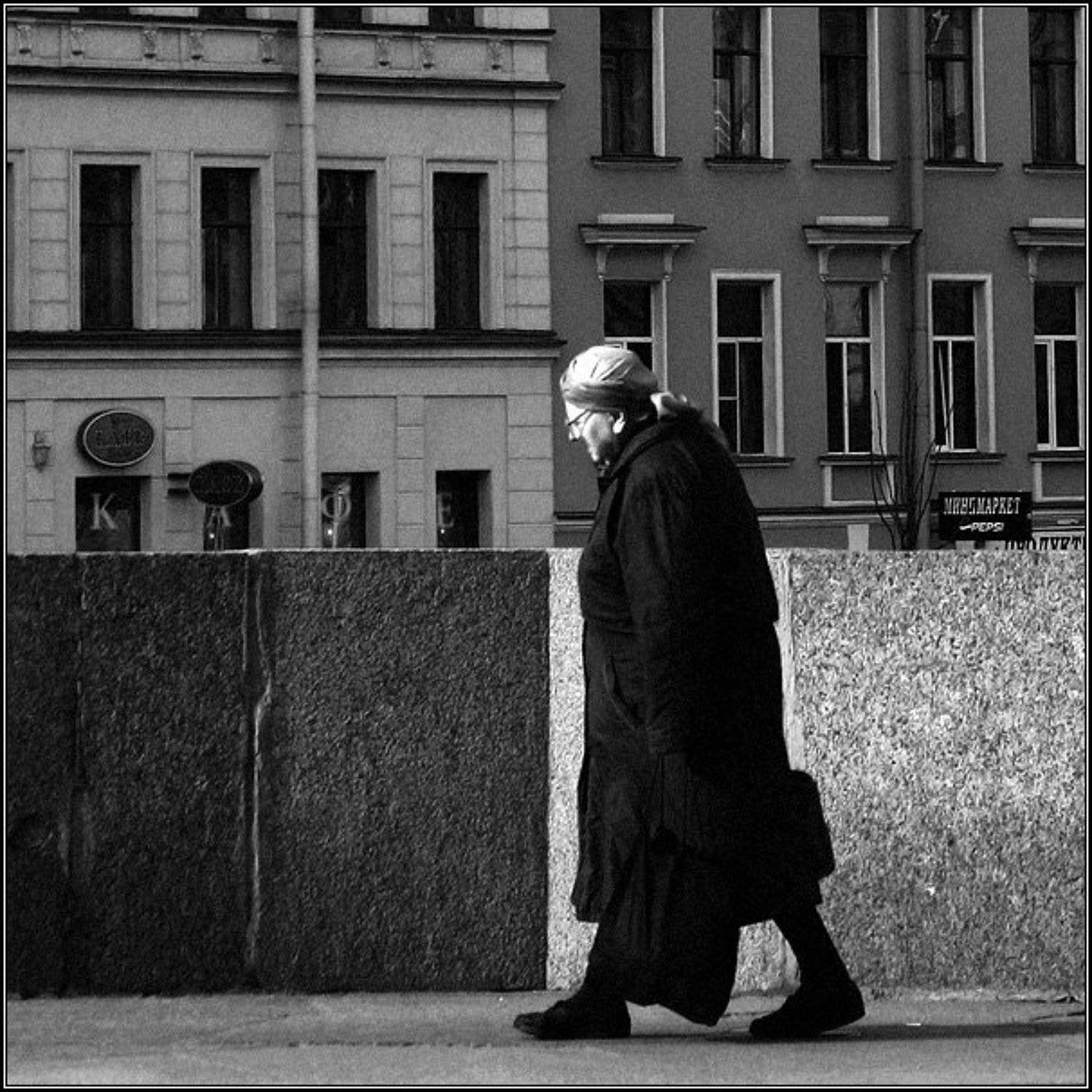 питер, петербург, город, набережная, старушка, бабушка, женщина, ход, шахматы, движение, черное, белое, клетка, dyadyavasya, Дмитрий Шамин