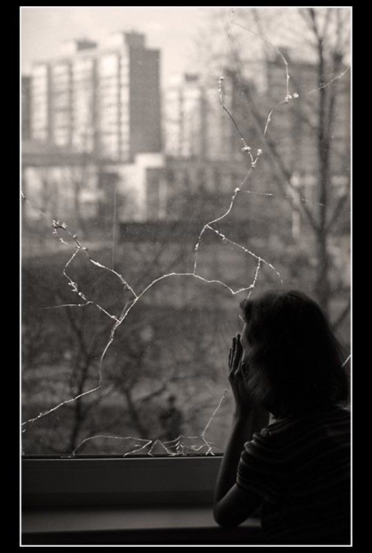 девушка, окно, осколки Разбитое... фото превью