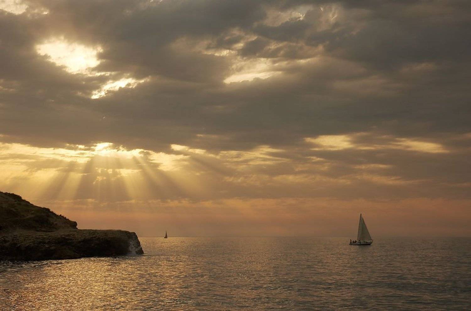 море, небо, облака, солнце, свет, луч, яхта, парус, ветер, золото, крым, Павел