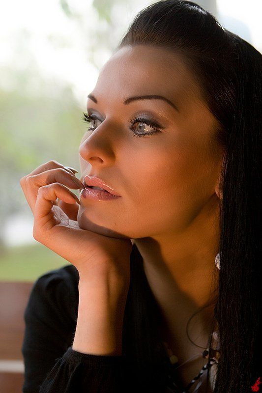 Задумчивый взгляд на лучи заходящего солнца фото превью