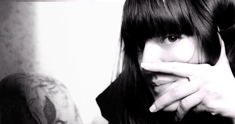 не скрывая улыбку. фото превью