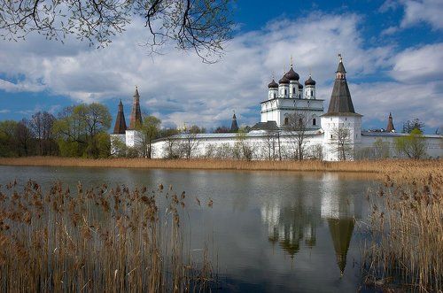 Монастырь весной