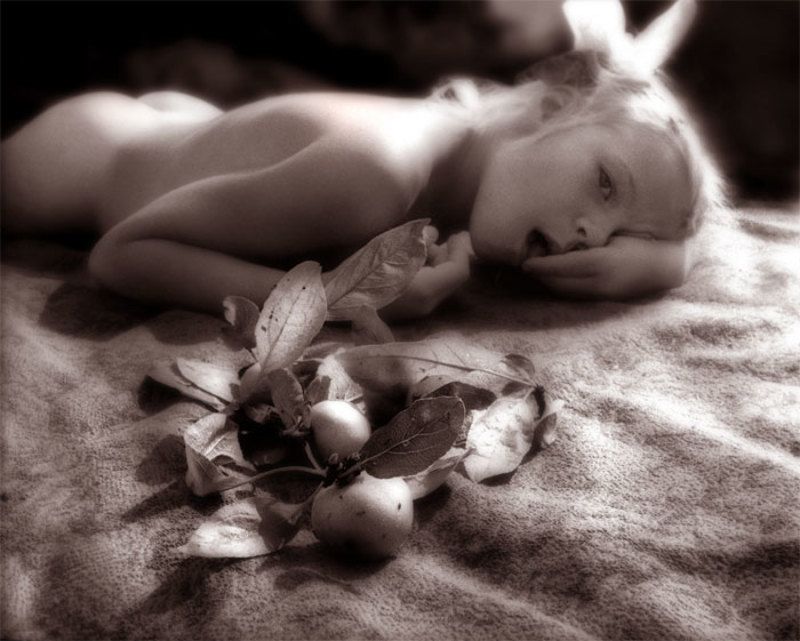 девочка, яблоки ДЕВОЧКА И ЯБЛОКИ фото превью