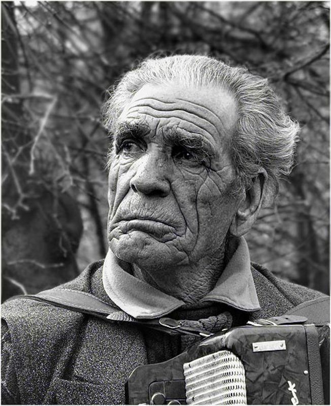 старик, старость, усталость. потрет не молодого человека фото превью