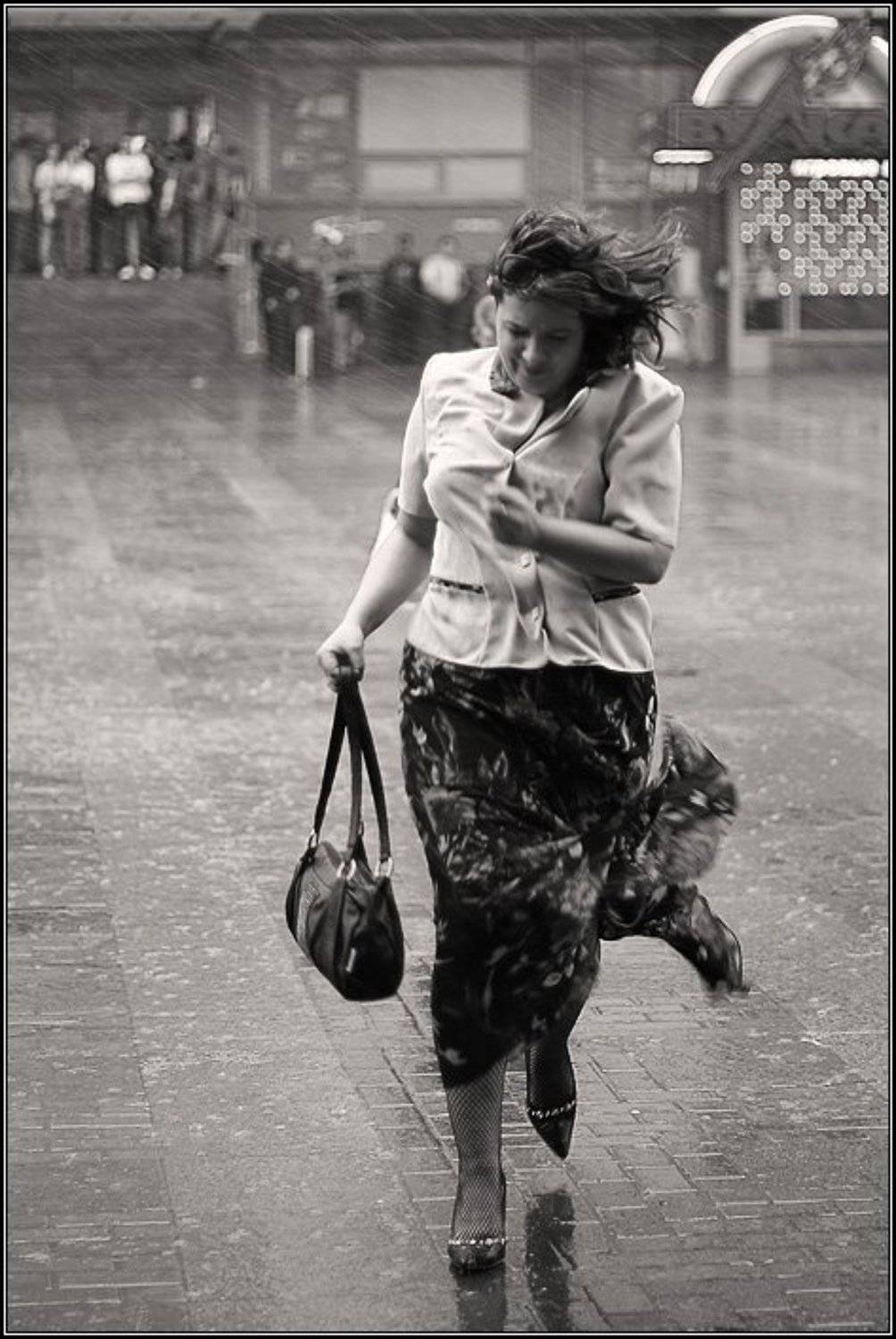 ливень ,дождь ,женщина ,бег ,стремительность ,капли ,жанр ,dyadyavasya, Дмитрий Шамин