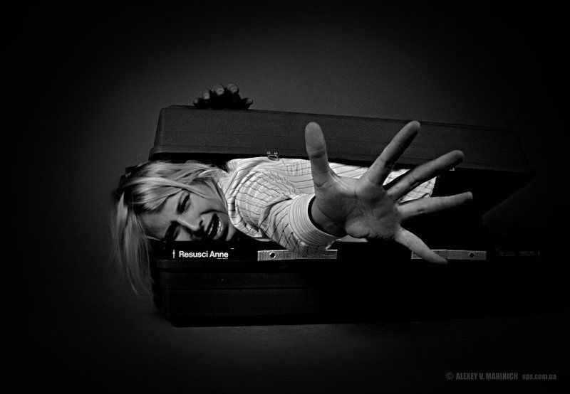 i need your help, алена, киев, пятница, чемодан, прикол, чб, ч/б, жанр, юмор I need your help! фото превью