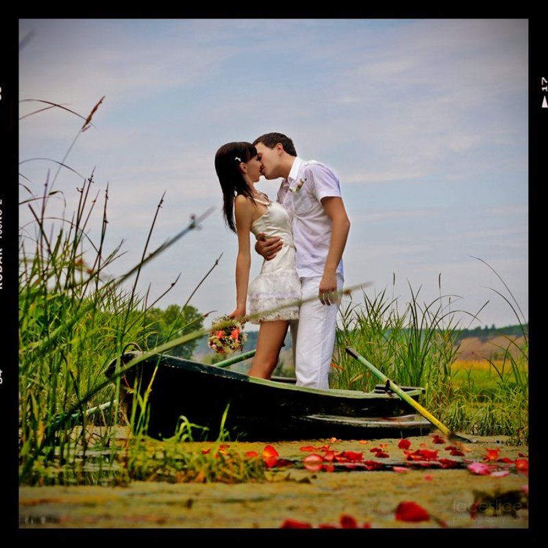 жених, невеста, озеро, камыши, лилии, лепестки, розы, лодка, весла, поцелуй, букет невесты, свадьба, зеленый, голубой, синий, красный, розовый You are my only one фото превью