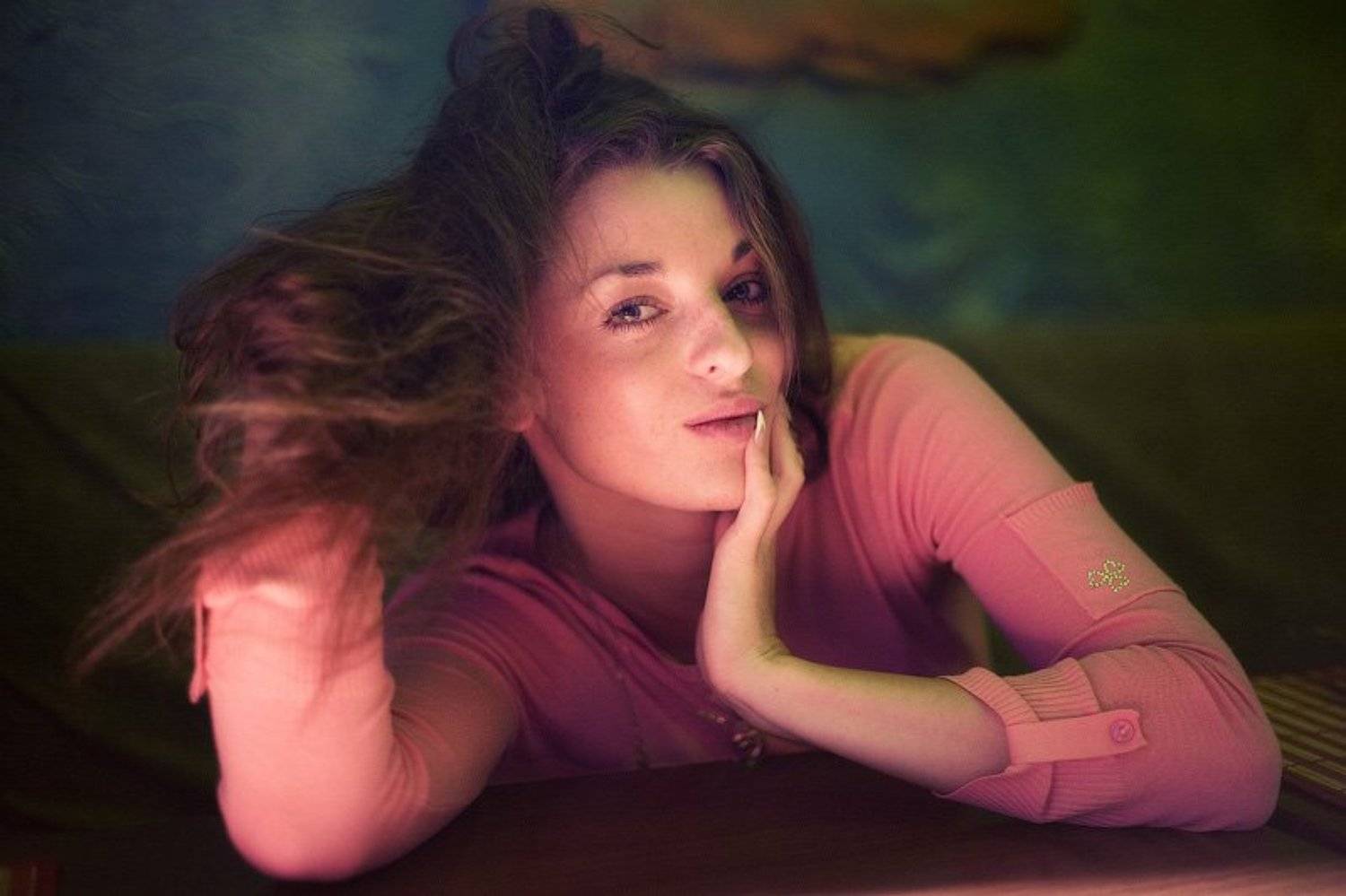 девушка, женщина, портрет, взгляд, поза, улыбка, волосы, руки, маникюр, глаза, стол, ресторан, кафе, dyadyavasya, Дмитрий Шамин