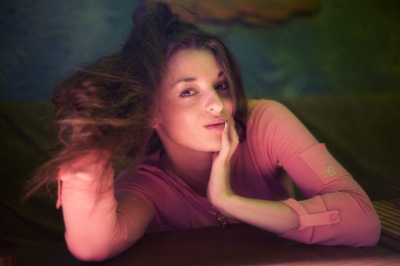 девушка, женщина, портрет, взгляд, поза, улыбка, волосы, руки, маникюр, глаза, стол, ресторан, кафе, dyadyavasya Напротив фото превью