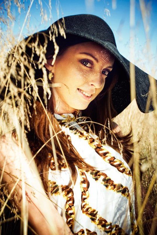 девушка, портрет, поле, лето, природа, колоски в шляпе фото превью