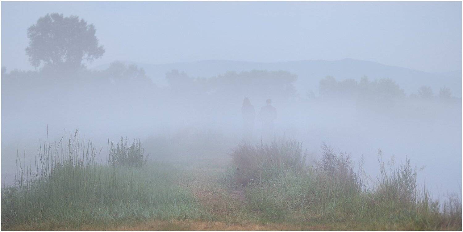 берег, вечер, голубой, город, двое, енисей, красноярск, остов, отдых, панорама, пейзаж, природа, прогулка, путешествия, река, романтика, сырой, татышев, трава, туман, Дмитрий Антипов