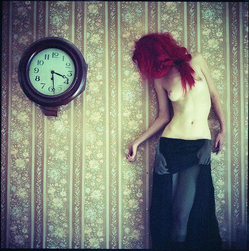 И каждый теперь думает о своем несделанном. Не ищи меня, излечи вином и временем