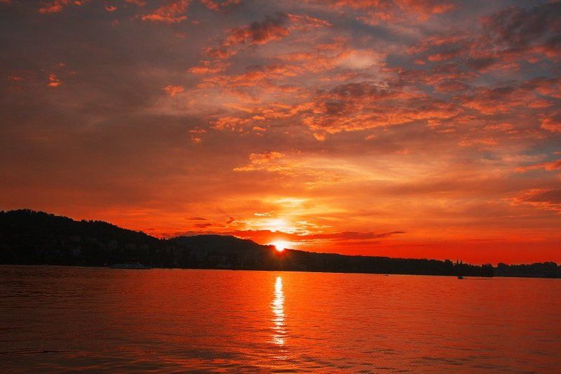 Закат над озером фото превью