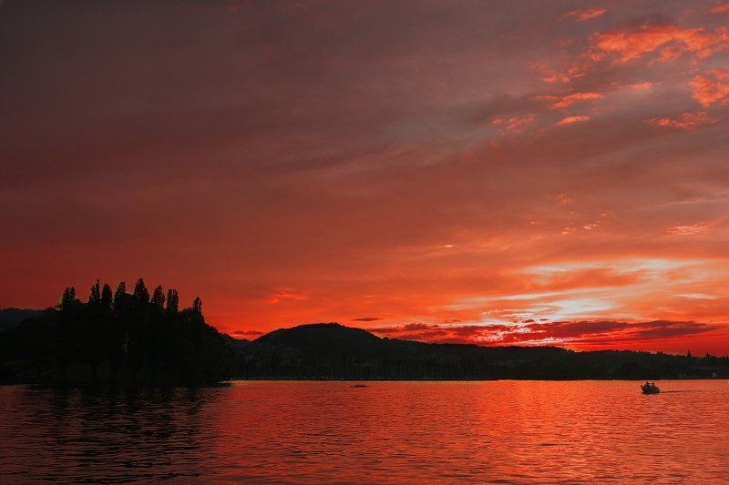 Закат над озером фото превью