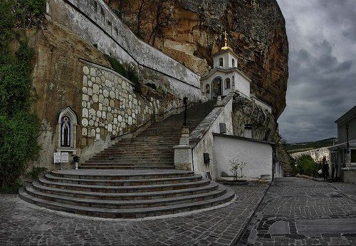 Свято-Успенский пещерный монастырь