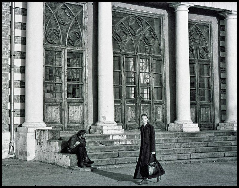 Девушка и бомж фото превью