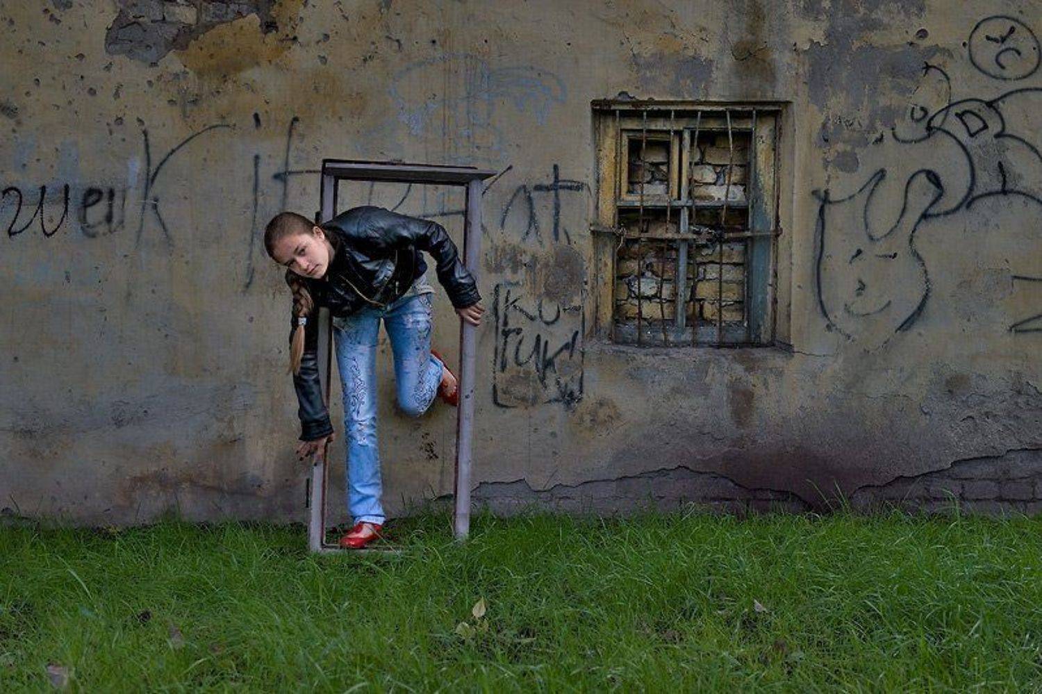 девушка,стена,окно,рама, Ольга Новикова