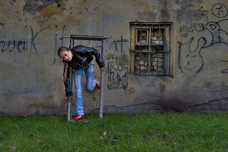 девушка,стена,окно,рама Проникновение... фото превью