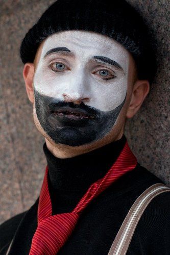 Грустный мим