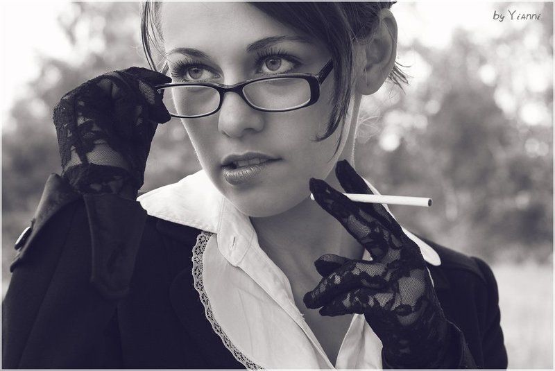 девушка, сигарета Прикурить не найдется?! фото превью