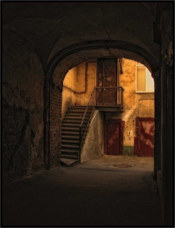 Три двери, лестница, окно... фото превью