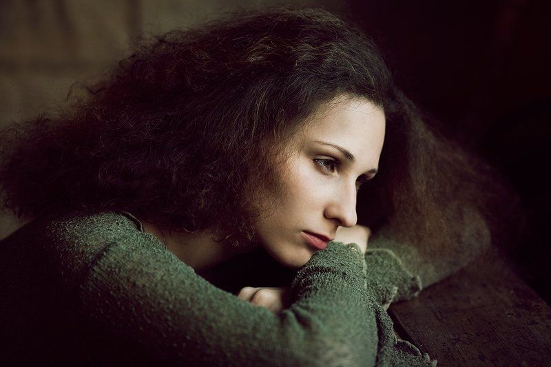 ДевушкаЕстественный светЖенский  фото превью