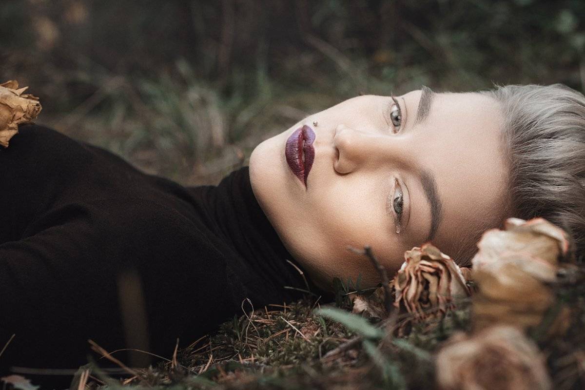 dress,forest,girl,ivankopchenov,natural light,outdoor,portrait,tree,иванкопченов,лес,портрет,портрет девушки, слеза, цветы, трава, Иван Копченов