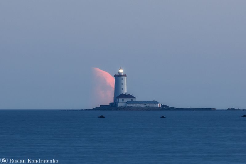 Маяк Толбухин и заходящая Луна фото превью