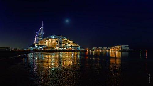 Burj Al Arab и Jumeirah beach hotel ночью. Дубай. Объединенные Арабские эмираты.