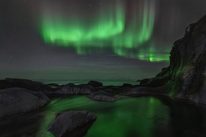 Сияющие локоны Авроры над Баренцевым морем. фото превью