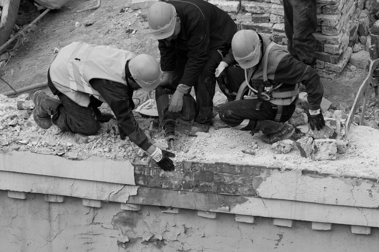 Реконструкция ГЭС2, стена, кладка, разборка, кирпичи, перфоратор, придержать рукой, Дмитрий Ткаченко