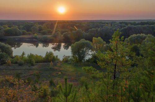 Закат на реке.