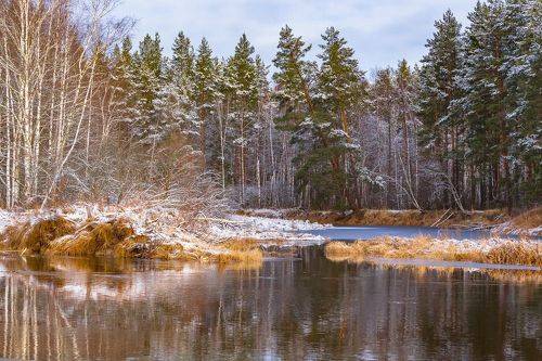 Река ещё не скована морозом