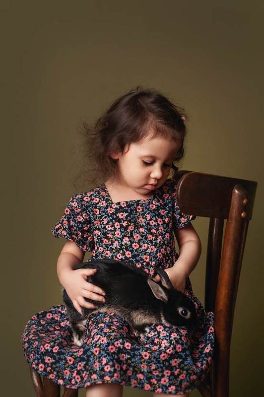 Девочка с кроликом фото превью