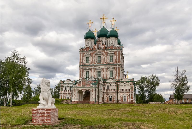 церковь, лев, сольвычегодск. В пасмурный день. фото превью