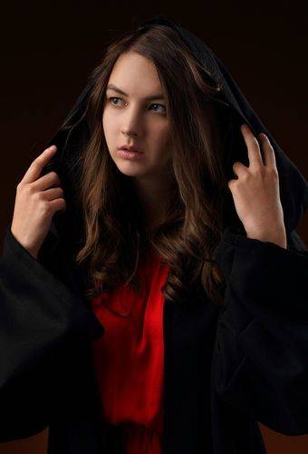 Девушка в накидке