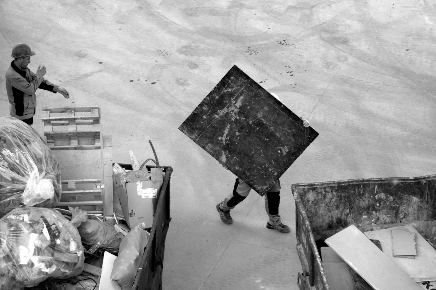 Реконструкция ГЭС2, мусор, черный квадрат, контейнер, отряхнуть руки, Дмитрий Ткаченко