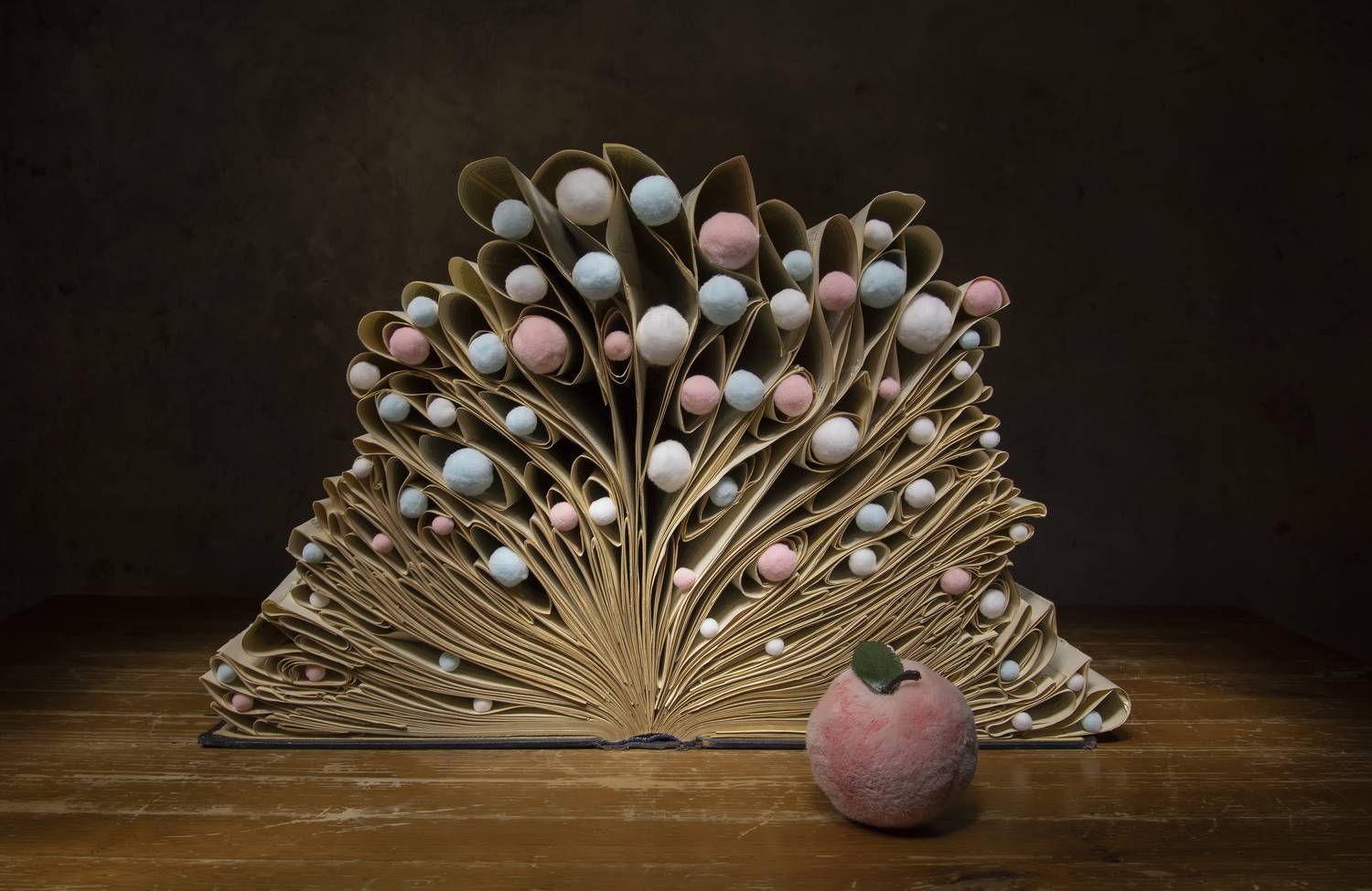 натюрморт, елка, книга, игрушки, шарики, Татьяна Феденкова