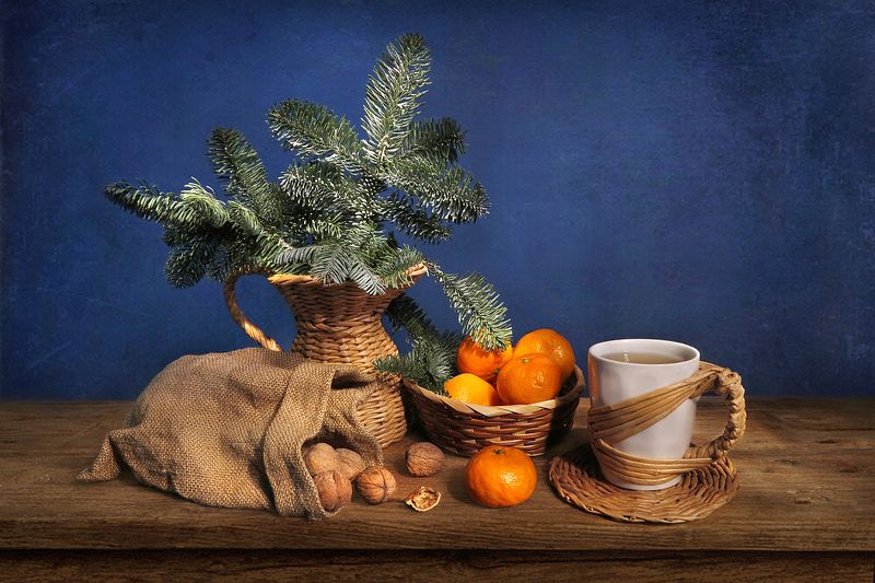 натюрморт,орехи,мандарины,елка,кружка,корзина С орехами и мандаринами фото превью