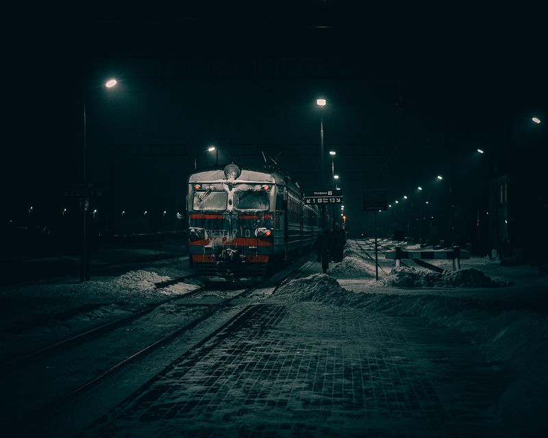 train, street, winter, town, evening, night, поезд, электричка, зима, вечер, ночь, город Электричка морозным вечером фото превью