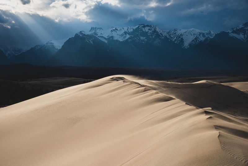 горы, пустыня, песок, барханы, дюна, чарскиепески, облака, солнце, ветер, буря, mountains, desert, sand, dune, clouds, sun, wind, sandstorm Луч света фото превью