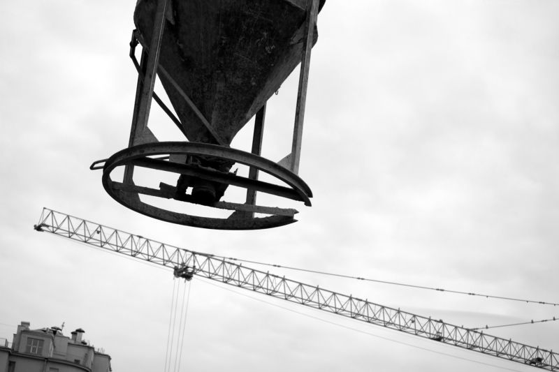 Реконструкция ГЭС2, бетон, бочка, бадья, кран, дом на набережной Бетон фото превью