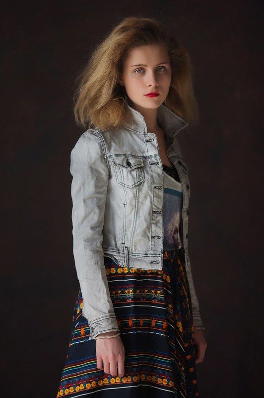 Девушка, студия, платье, джинсовка, свет, компоновка, образ, взгляд, портрет, фото, цифра Ирина фото превью