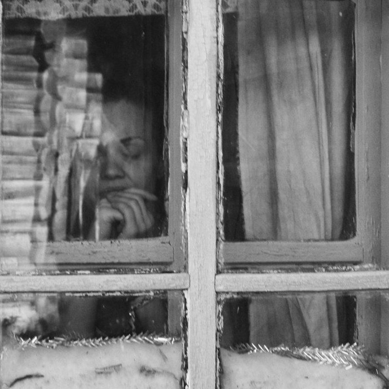 у окна фото превью