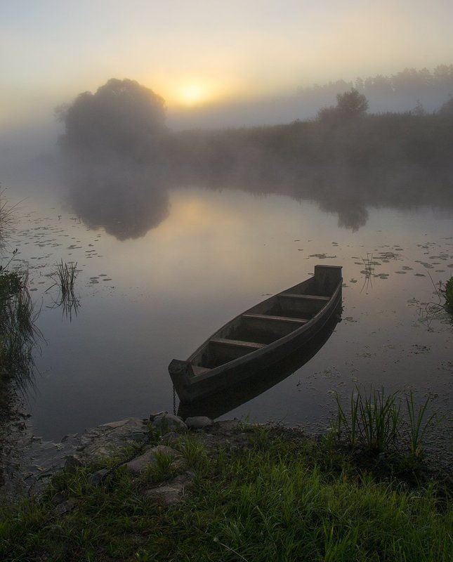 август, лето, лодка, природа, рассвтет, река, россия, смоленская область, солнце, туман, угра Еще один рассвет на Угре фото превью